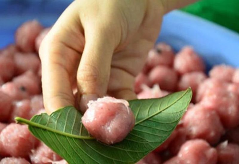 Nem được cuốn vào các lá ổi