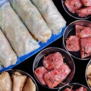 Nem chua ăn kèm với các loại rau, bánh cuốn