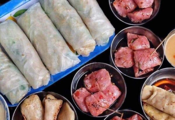 Nem chua ăn kèm với các loại rau, bánh cuốn