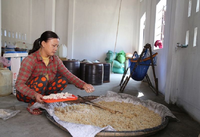 Rượu bàu đá được làm từ gạo, nếp hoặc đậu xanh