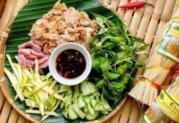 Tré cuốn bánh tráng với các loại rau